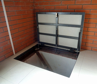 Противопожарный люк для подвала с газовыми амортизаторами